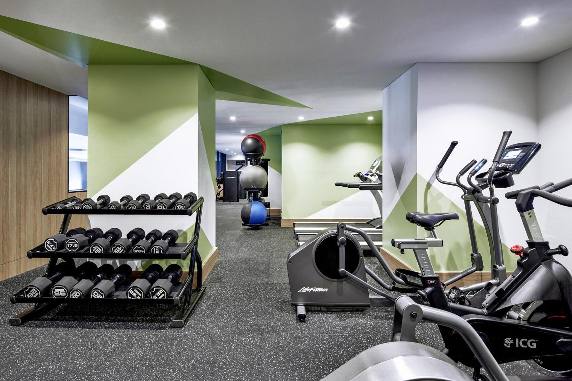 Meriton Suites Pitt Street, Sydney Exterior photo The gym at the hotel